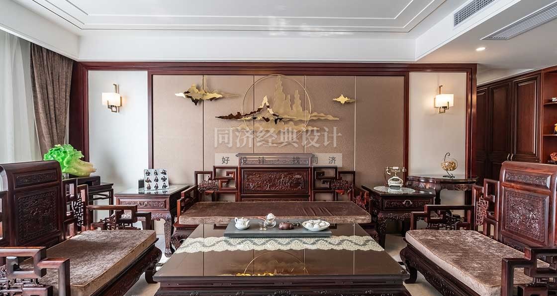 客廳：主背景隱形門的運(yùn)用，讓客廳開間更大，視覺效果更好。